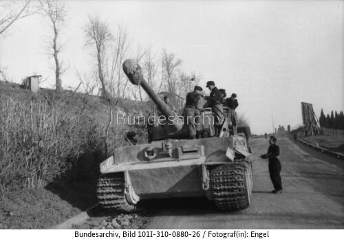 Bei Rom, Panzer VI (Tiger I) auf Straße