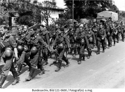 Frankreich, Polizeidivision auf dem Marsch