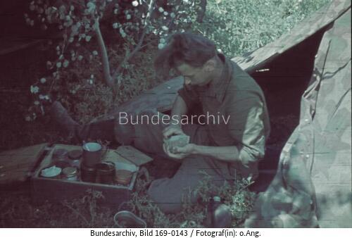 Russland, PK-Soldat beim Essen