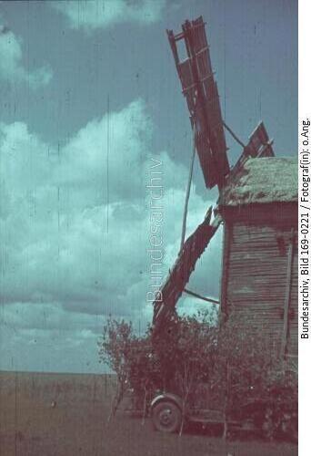 Russland, bei Stalingrad, Windmühle, LKW