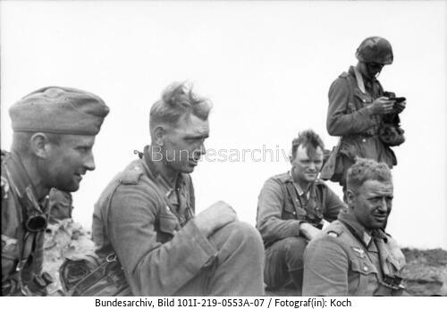 Russland, bei Pokrowka, erschöpfte Soldaten