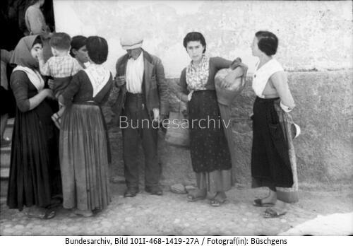 Italien, Männer und Frauen vor Haus