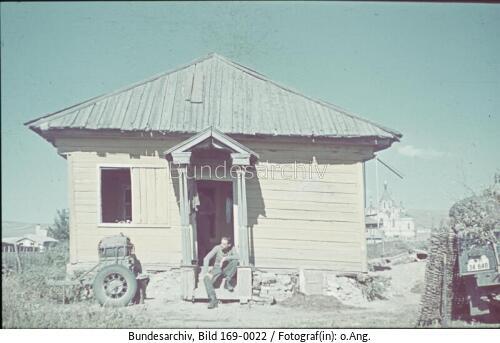 Russland, bei Stalingrad, Soldat in Ortschaft