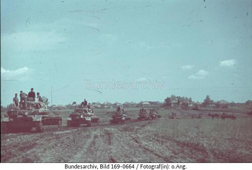 Russland, bei Stalingrad, Panzer IV vor Dorf