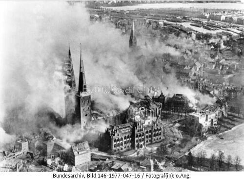 <span class="match">Lübeck</span>, Dom und Dom-Museum nach Luftangriff