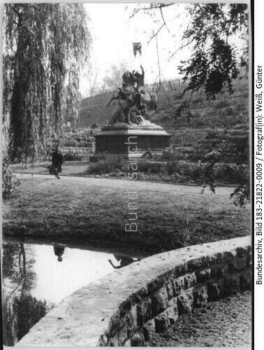 Berlin-Friedrichshain, Denkmal St. Georg im Kampf mit Drachen