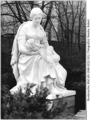 Berlin-Friedrichshain, Plastik"Mutter mit Kind" im Park