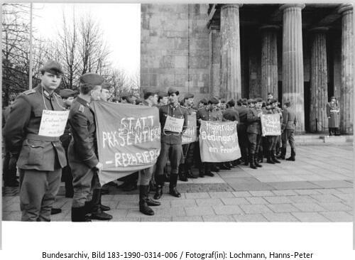 Berlin, Demonstration von Soldaten NVA-<span class="match">Wachregiment</span>