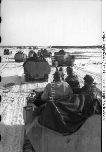 Russland, Schützenpanzer und Panzer im Schnee