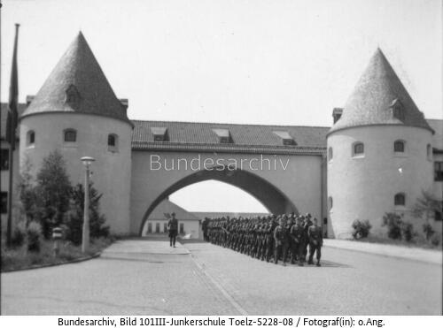 Bad Tölz, SS-Junkerschule, Eingangstor