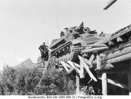 Russland, bei Lepel, Panzer IV auf Brücke