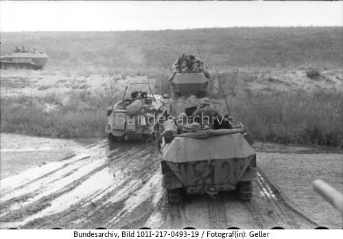 Russland, Stalingrad, Schützenpanzer in Fahrt