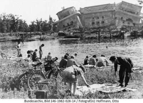 Berlin, Badende vor Bunker am Zoo