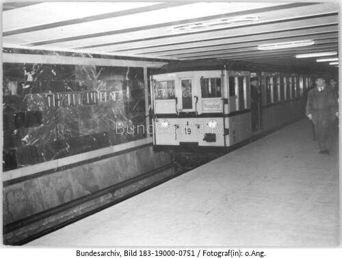 Berlin, U-Bahnhof Thälmannplatz