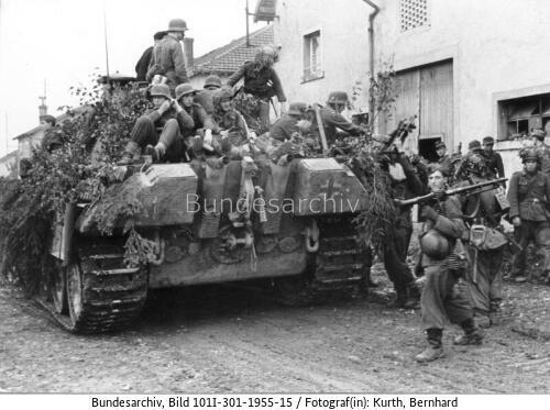 Nordfrankreich, Panzer V (Panther) mit Infanterie
