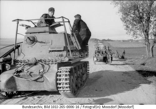 Russland, Befehlspanzer 1 auf Landstraße