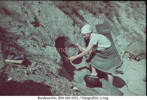 <span class="match">Stalingrad</span>, Frau beim Kochen