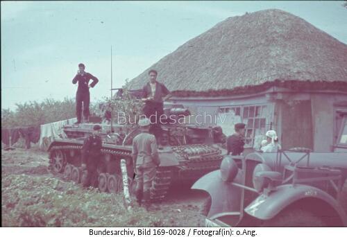 Russland, Panzer IV vor Haus