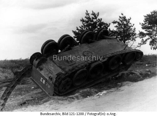Ostfront, zerstörter russischer Panzer