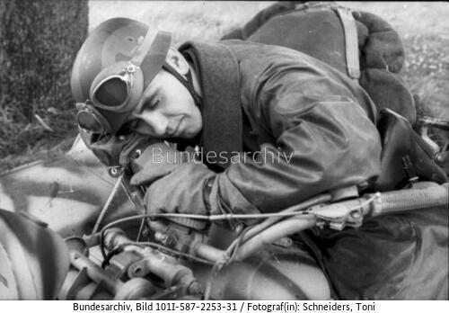 Soldat (Fallschirmjäger), schlafend auf Krad