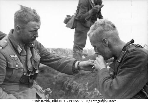Russland, bei Pokrowka, Soldat mit Zigarette