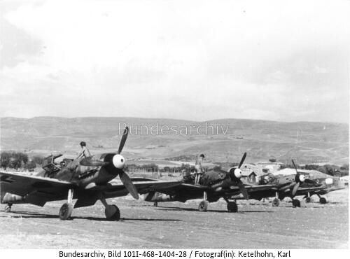 Italien, Flugzeuge Me 109 auf Feldflugplatz