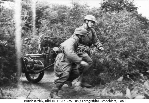 Normandie, Fallschirmjäger mit Handkarren