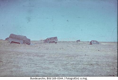Bei Stalingrad, eingegrabene deutsche Fahrzeuge