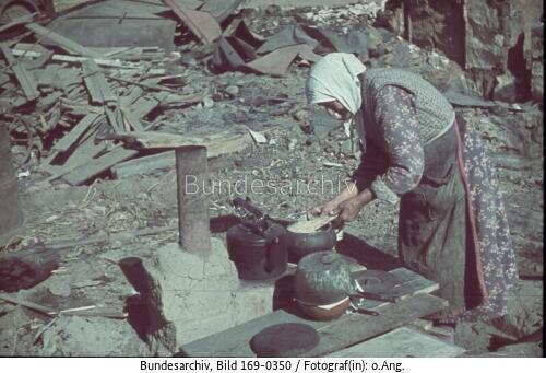 Stalingrad, Frau beim Kochen
