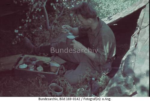 Russland, PK-Soldat beim Essen