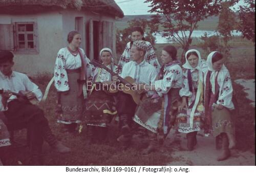 Bei Poltawa, Ukrainier in Nationaltracht