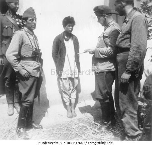 Russland, ungarische Soldaten, Zivilistin