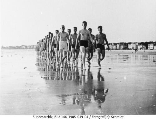Frankreich, deutsche Soldaten am Strand