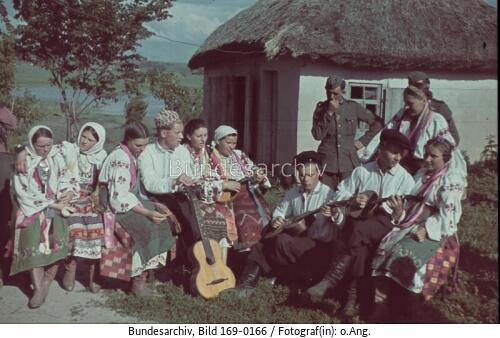 Bei Poltawa, Ukrainier in Nationaltracht