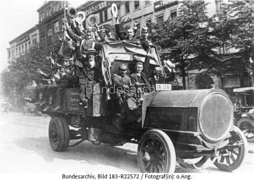 Berlin, Mobilmachung, Reservisten auf LKW