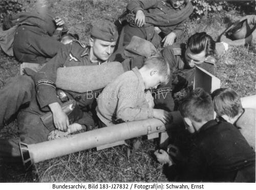 Felddienstübung, Ruhepause, Soldaten mit Kindern