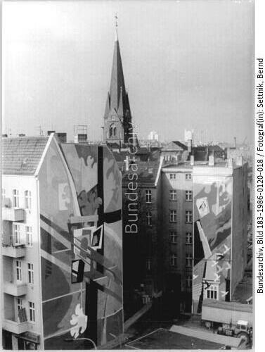 Berlin, Wilhelm-Pieck-Straße - Ecke Tucholskystraße, Wandmalerei