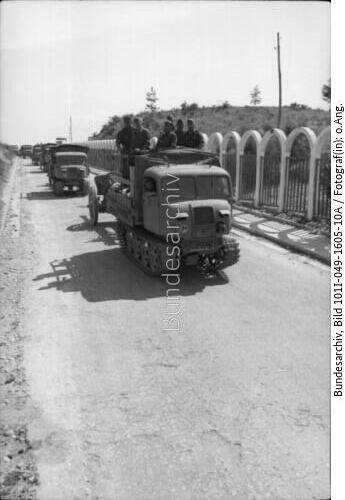 Tirana, Raupenschlepper Ost mit Geschütz
