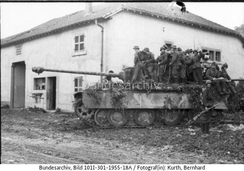 Nordfrankreich, Panzer V (Panther) mit Infanterie