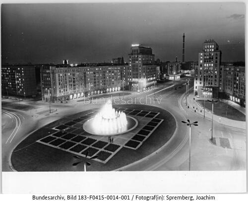 Berlin, Strausberger Platz, Springbrunnen, Nacht