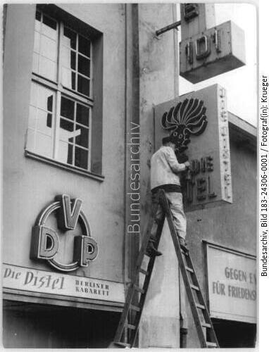 Berlin, Kabarett "Die Distel", Leuchtreklame