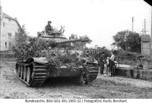 Nordfrankreich, Panzer V (Panther) mit Infanterie