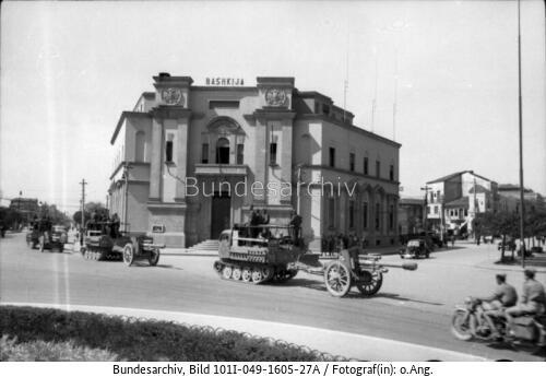 Tirana, Raupenschlepper Ost mit Geschütz
