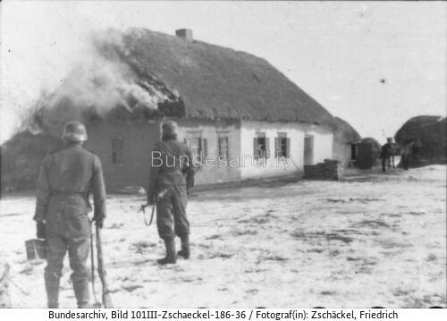 Russland, bei Charkow, Waffen-SS vor Haus