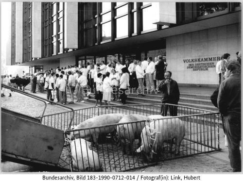 Berlin, Demonstration von Bauern vor Volkskammer