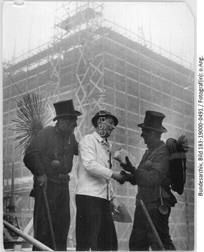 Berlin, Hochhaus Weberwiese, Neujahrswünsche