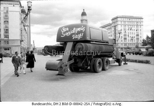 Berlin, Stalinallee, Straßenkehrmaschine