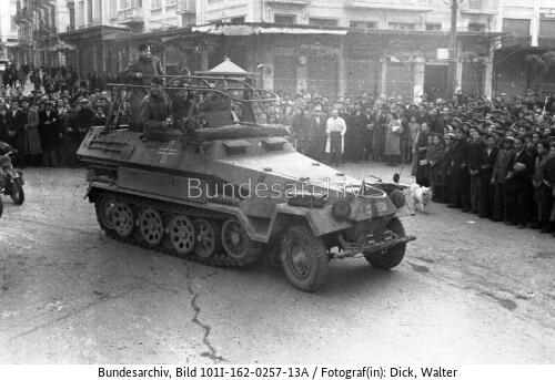 Bulgarien, Schützenpanzer in Stadt, Zivilbevölkerung