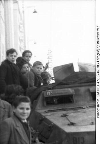 Italien, Kinder auf Schützenpanzer