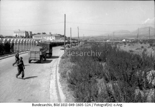 Tirana, Raupenschlepper Ost mit Anhänger